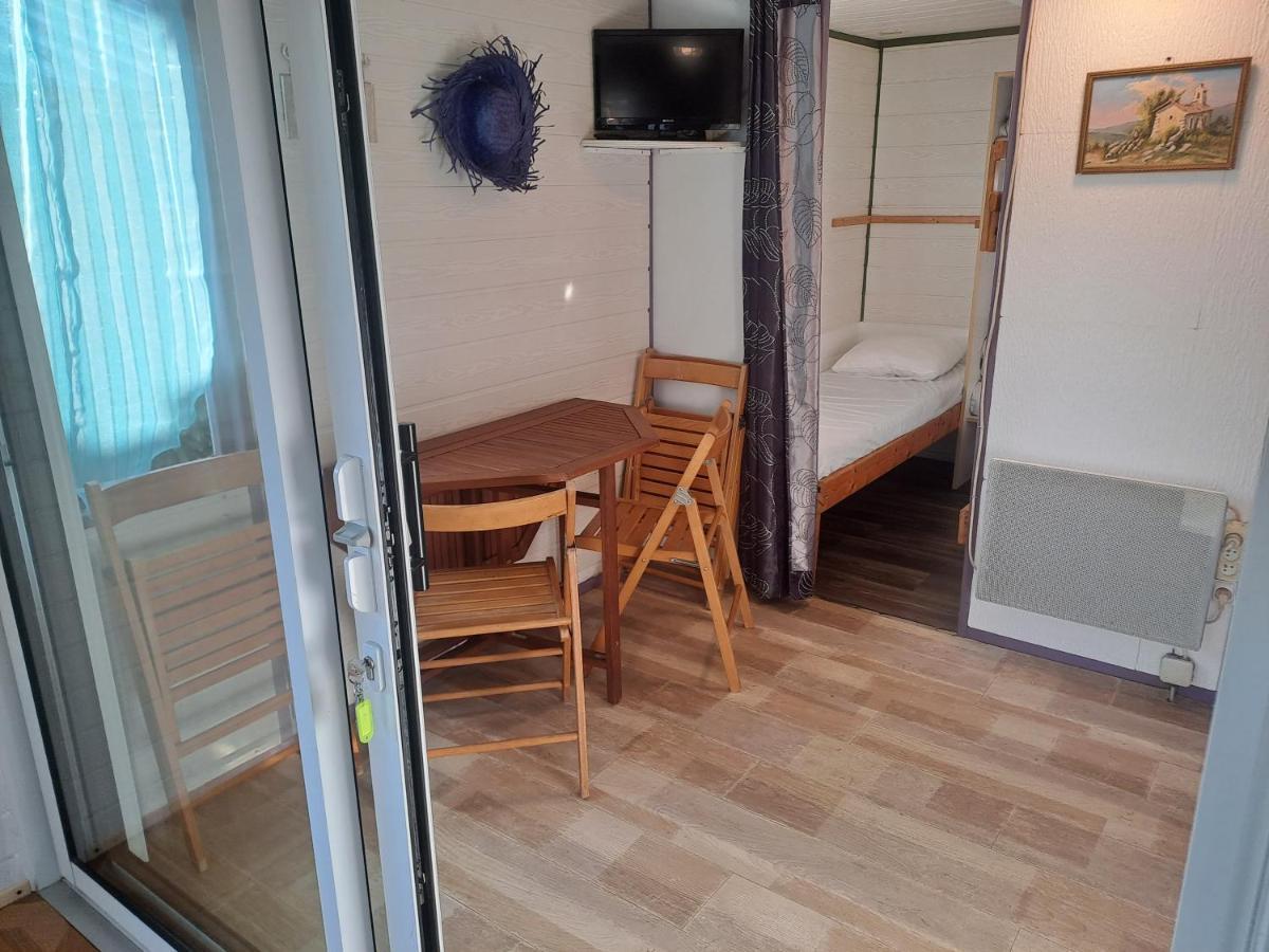 Chalet Pour 5 Personnes Equipe Sur Emplacement Privatif Dans Camping 4 Etoiles Appartenant Et Gere Par Un Particulier Hotel Foix Exterior foto